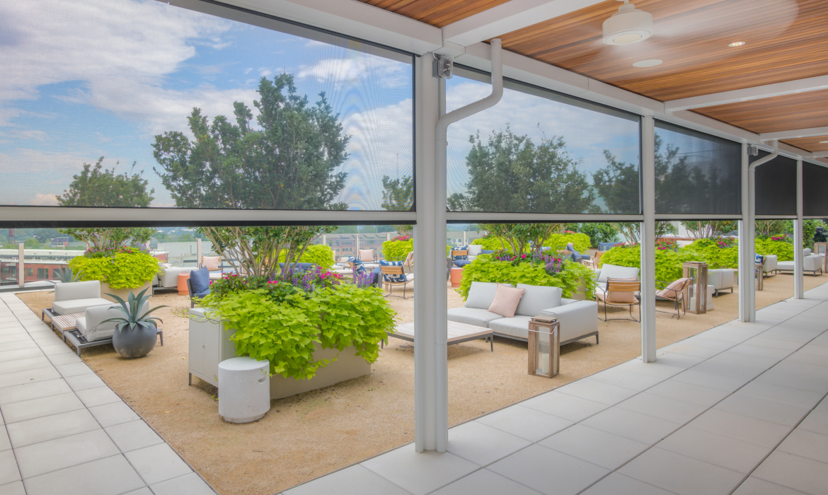 Interlock commercial retractable screens