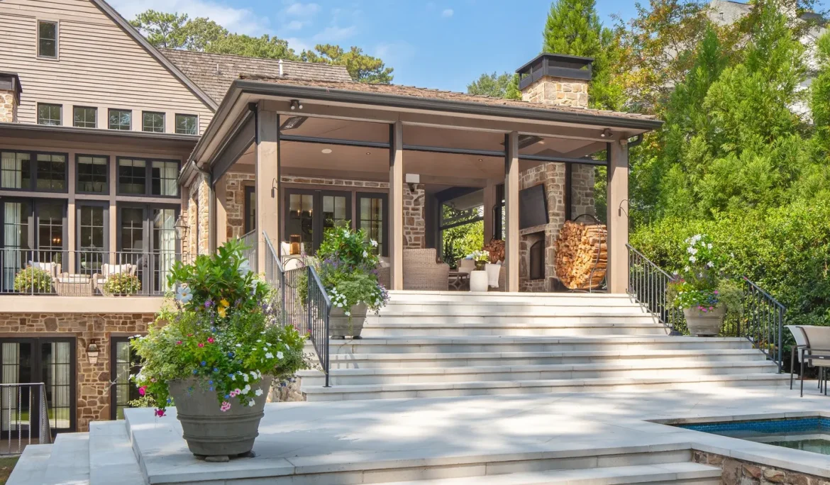 Outdoor screened-in-porch overlooking pool